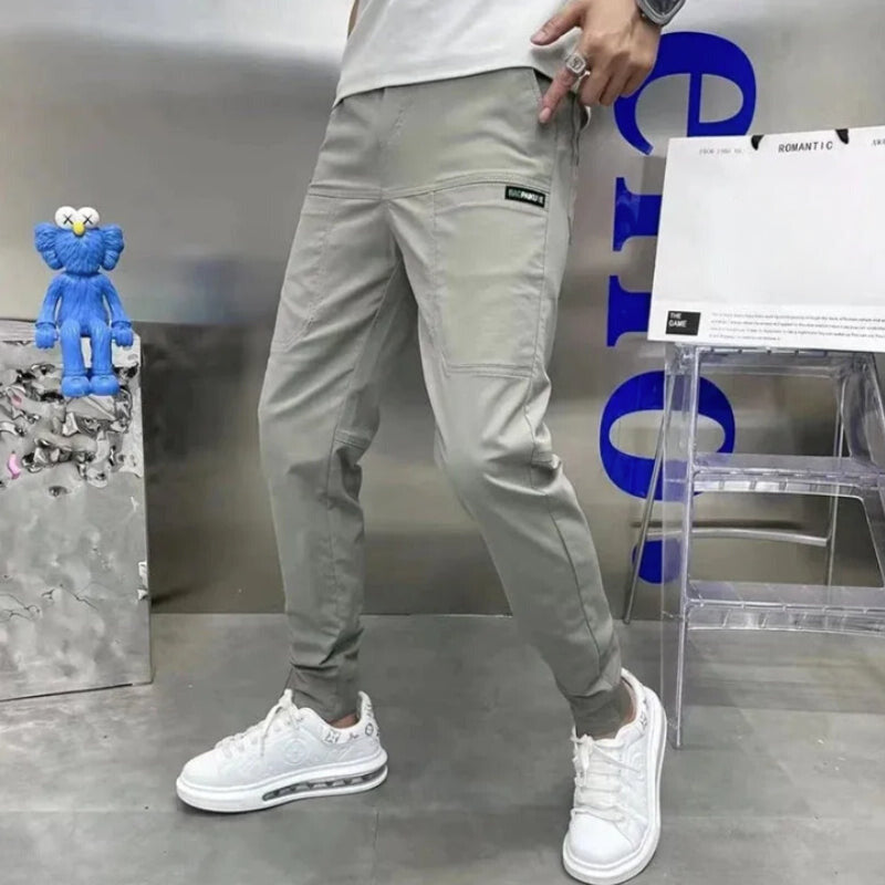 Comfortable cargo pants with large storage capacity